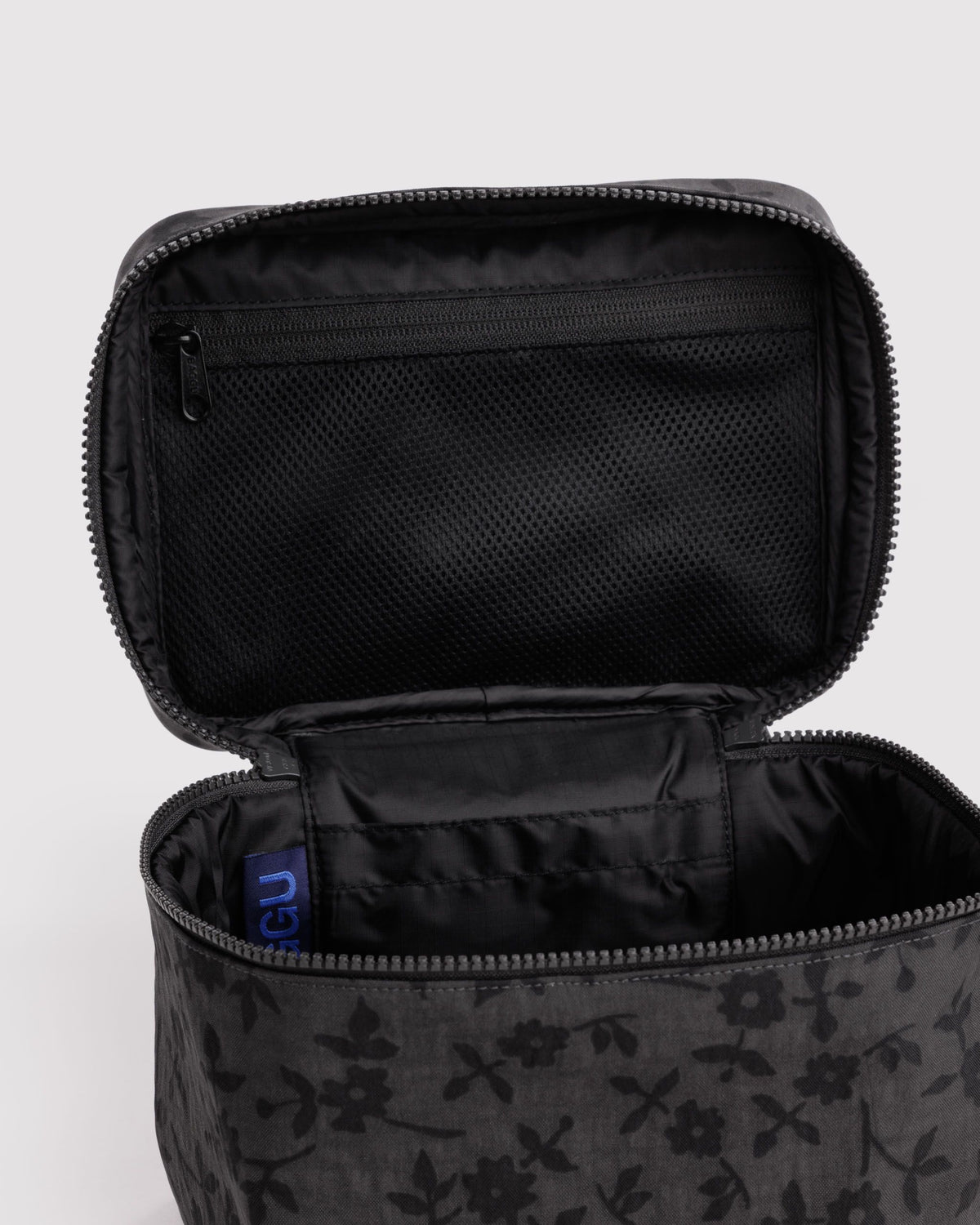 LARGE COSMETIC CASE - US 7544