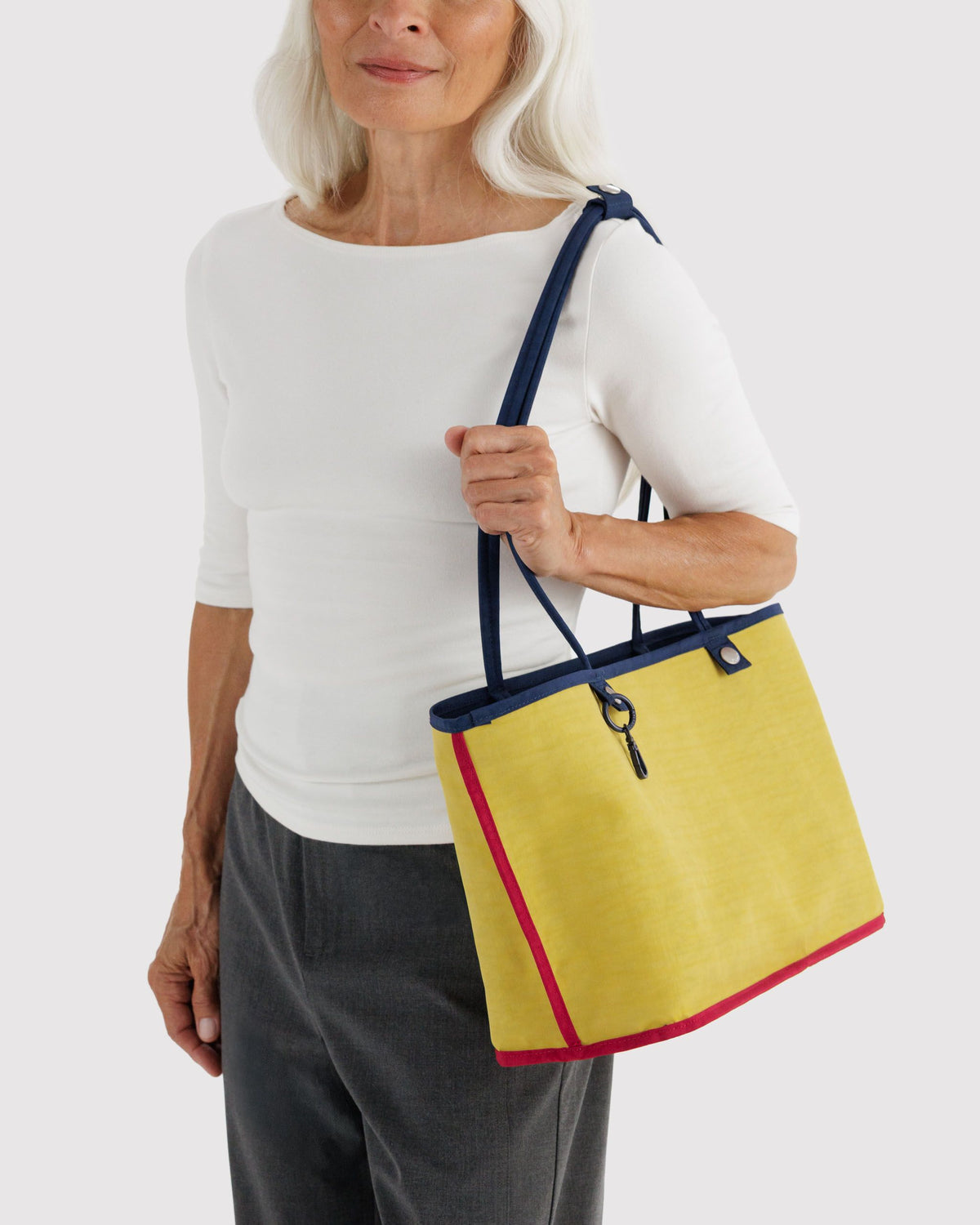 MEDIUM NYLON REVERSIBLE TOTE - US 4841